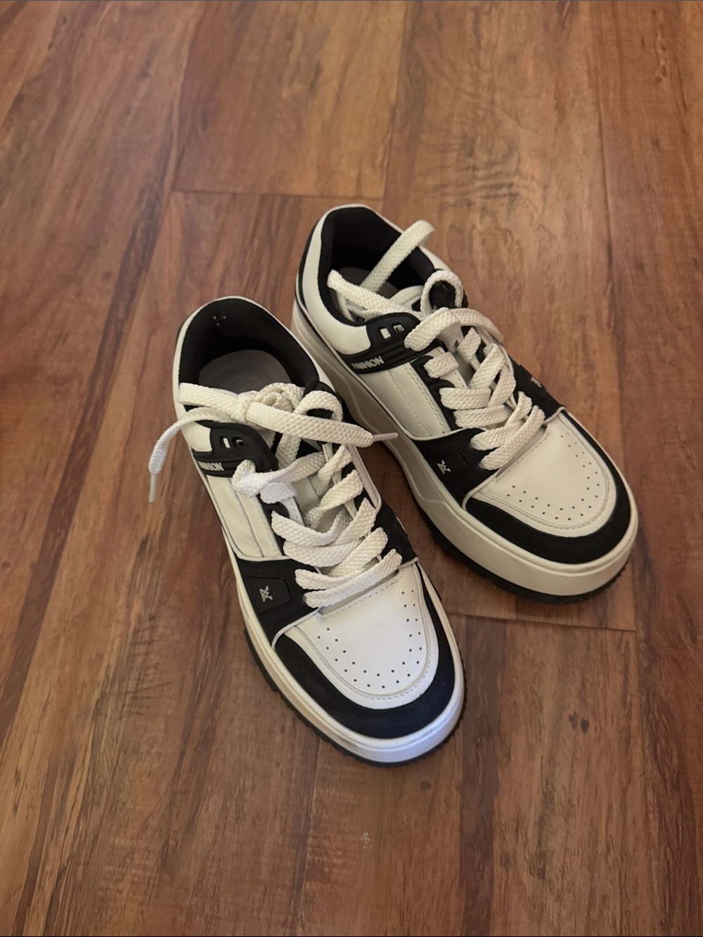 Unbranded Men’s White and Black Low-Top Sneakers
